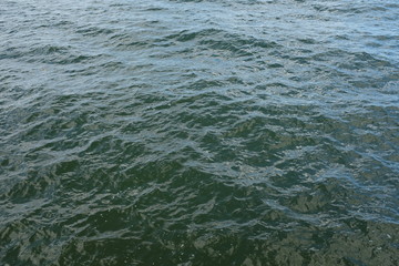 leicht gekräuselte Wasseroberfläche