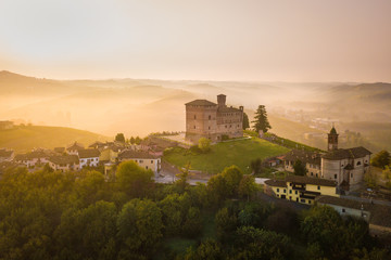 Vista aerea del Castello di Grinzane Cavour all'alba