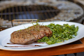 beef steak with spinach and arugula salad