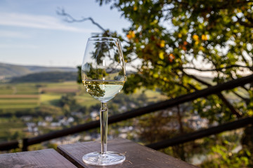 Glas mit Weisswein an einem Aussichtspunkt in Brauneberg an der Mosel
