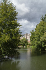 Fototapeta na wymiar La rivière Indrois bordée d'arbres et le vieux château de Montrésor