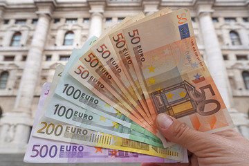 Euro soldi banconote di fronte allo Borsa di Piazza Affari a Milano - economia e crisi economica