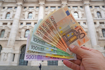 Euro soldi banconote di fronte allo Borsa di Piazza Affari a Milano - economia e crisi economica