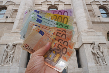 Euro soldi banconote di fronte allo Borsa di Piazza Affari a Milano - economia e crisi economica