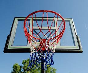 Naklejka premium Upwards view of a basketball net and backboard