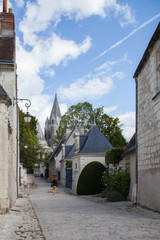 Touriste solitaire marchant dans une rue de Loches