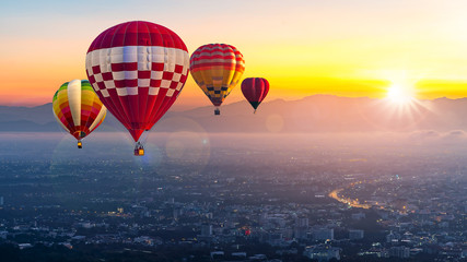 Obraz premium Chiang Mai, Doi Suthep in Thailand at sunrise -Landscape with hot air balloons flying over Chiang Mai City in sunlight and mist in the morning.