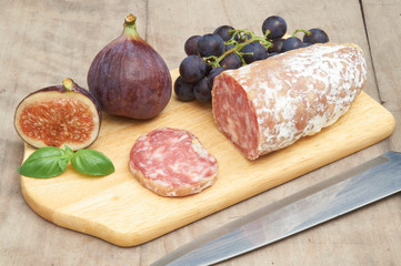 Salami mit Feigen und Weintrauben