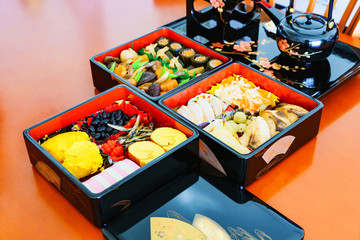 日本の正月イメージ：年末に家庭で作られ新年に家族揃って食べる御節料理と重箱：受け継がれる伝統・風習