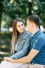 Obraz premium Happy people enjoy the good weather. Beautiful couple walking in the Park in the summer.