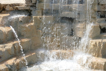 Cascata d'acqua che precipita nel lago 