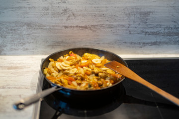 Pfanne mit firschen Zutaten