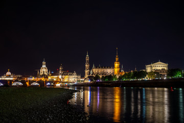Fototapeta na wymiar Das Stadtfest von Dresden zur blauen Stunde