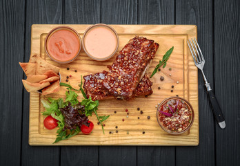 Delicious barbecued ribs seasoned with a spicy basting sauce