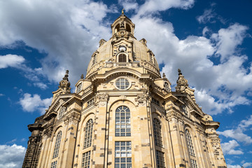 Fototapeta na wymiar Die Dresdner Frauenkirche im Sonnenlicht