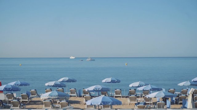 Plage priv&eacute; tranquille de Cannes, mer et yacht en fond