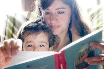 Maman lit un livre pour son fils
