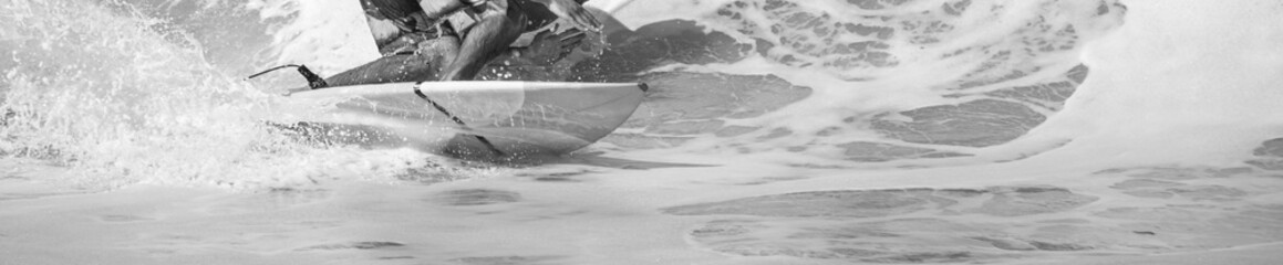 Surfista fazendo manobra