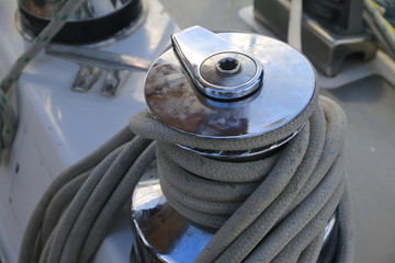 wyposażenie jachtu kabestan i lina
