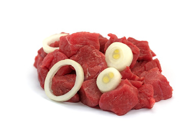 Rindergulasch isoliert vor weißem Hintergrund