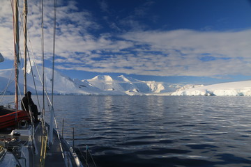 jacht na spokojnych zimnych wodach antarktydy z lodowcem w tle