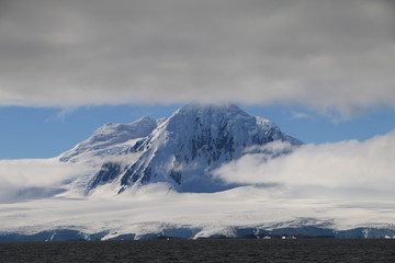 górzysta i pokryta śniegiem linia brzegowa antarktydy - obrazy, fototapety, plakaty