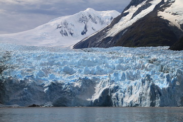 lodowiec schodzący do morza, z ośnieżonymi górami w tle antarktyda