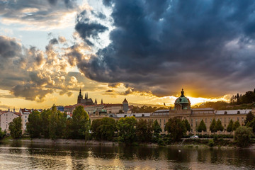 Sonnenuntergang über dem Prager Hradschin
