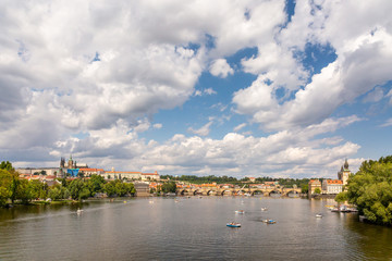 Die Moldau mit der Prager Karlsbrücke