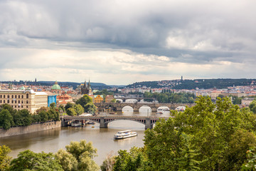 Fototapeta na wymiar Die Moldau mit vier Prager Brücken