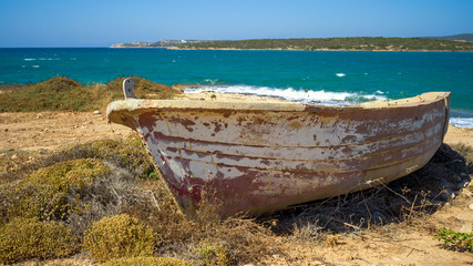 Küstenlandschaft mit einem Fischerboot