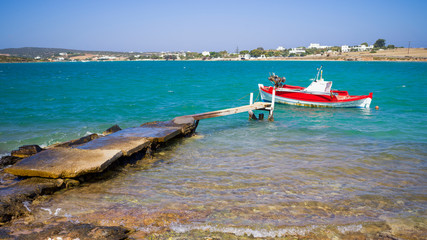 Küstenlandschaft mit einem Fischerboot