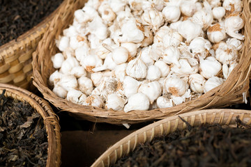 garlic bulbs in old wicker baskets