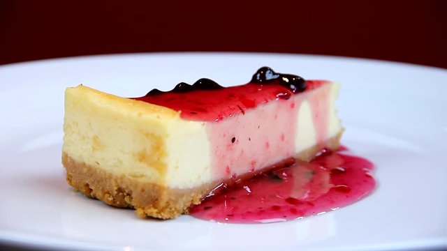 Sobremesa de sorvete com caldas vermelhas. Cheesecake.