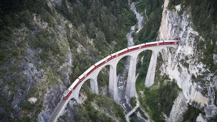 Fotobehang Landwasserviaduct Zwitsers Landwasserviaduct in de zomer