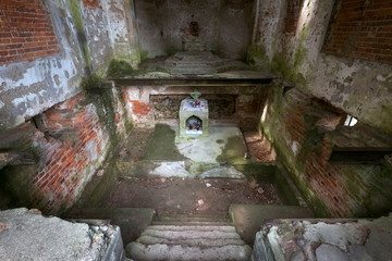 Blick in die Grabkapelle Orzeszko im Dorf Zakozel, Belarus