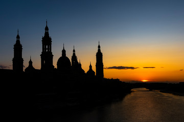 Fototapeta premium Basilica del Pilar al atardecer - Zaragoza - España