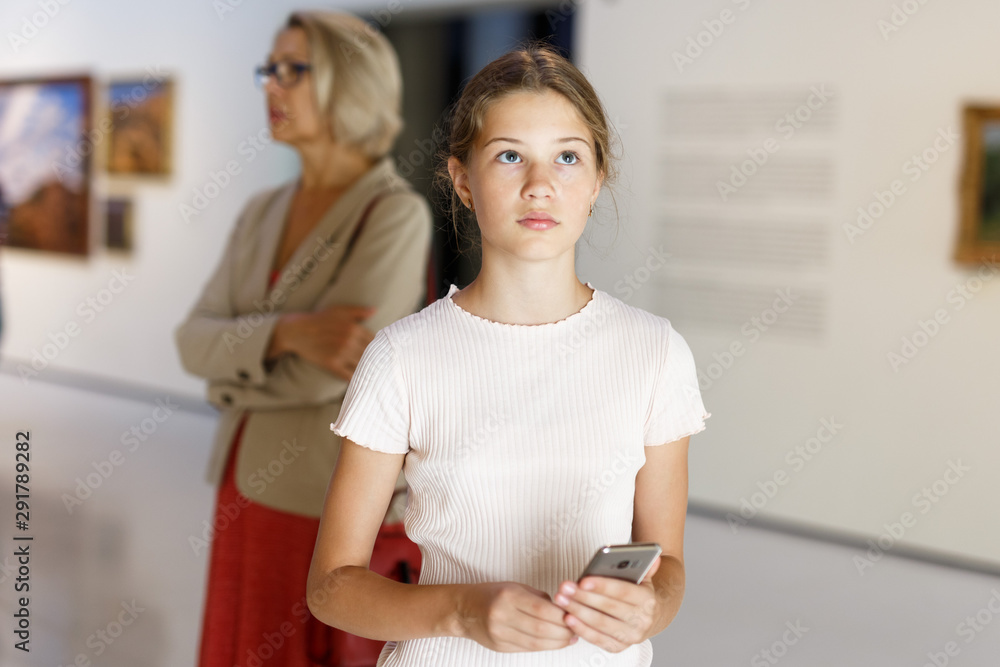 Wall mural Teenage girl visiting museum