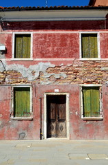 Obraz na płótnie Canvas Baufälliges Haus auf Burano