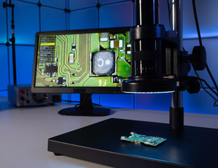 Inspection of the quality of silicon chips in the laboratory with a microscope