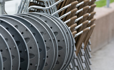 Tische und Stühle gestapelt