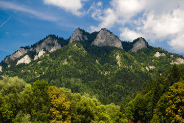 Three Crowns (Trzy Korony) massif in Pieniny Mountains in Summer © ffolas