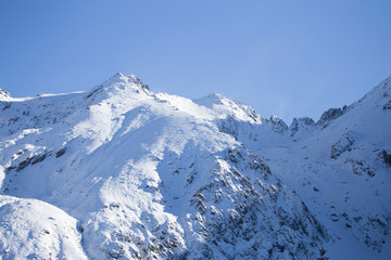 Fototapeta na wymiar White peaks under heavy snow