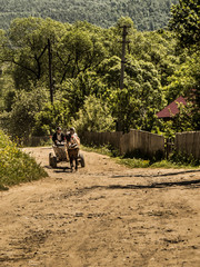 Libuchora - Małżeństwo na przejażdżce. Bieszczady Wschodnie - Ukraina. © Igor