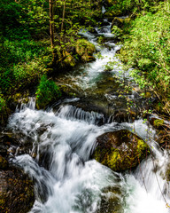 cascada entre las rocas