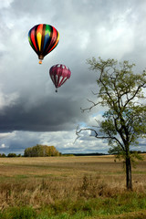 Obraz premium Romantic balloon flights high above the ground.