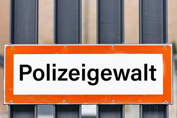 Hinweis Schild Polizei Gewalt