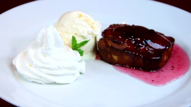 Sobremesa de sorvete com caldas vermelhas. Cheesecake.