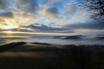 Nebel zwischen Bergen