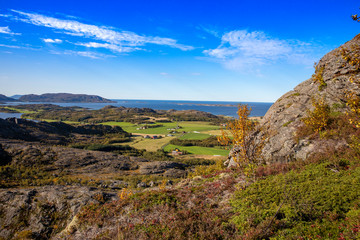 Fototapeta na wymiar Hiking in great autumn weather in northern Norway